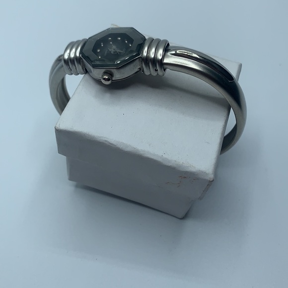 Gucci Bangle Watch - Picture 3 of 6